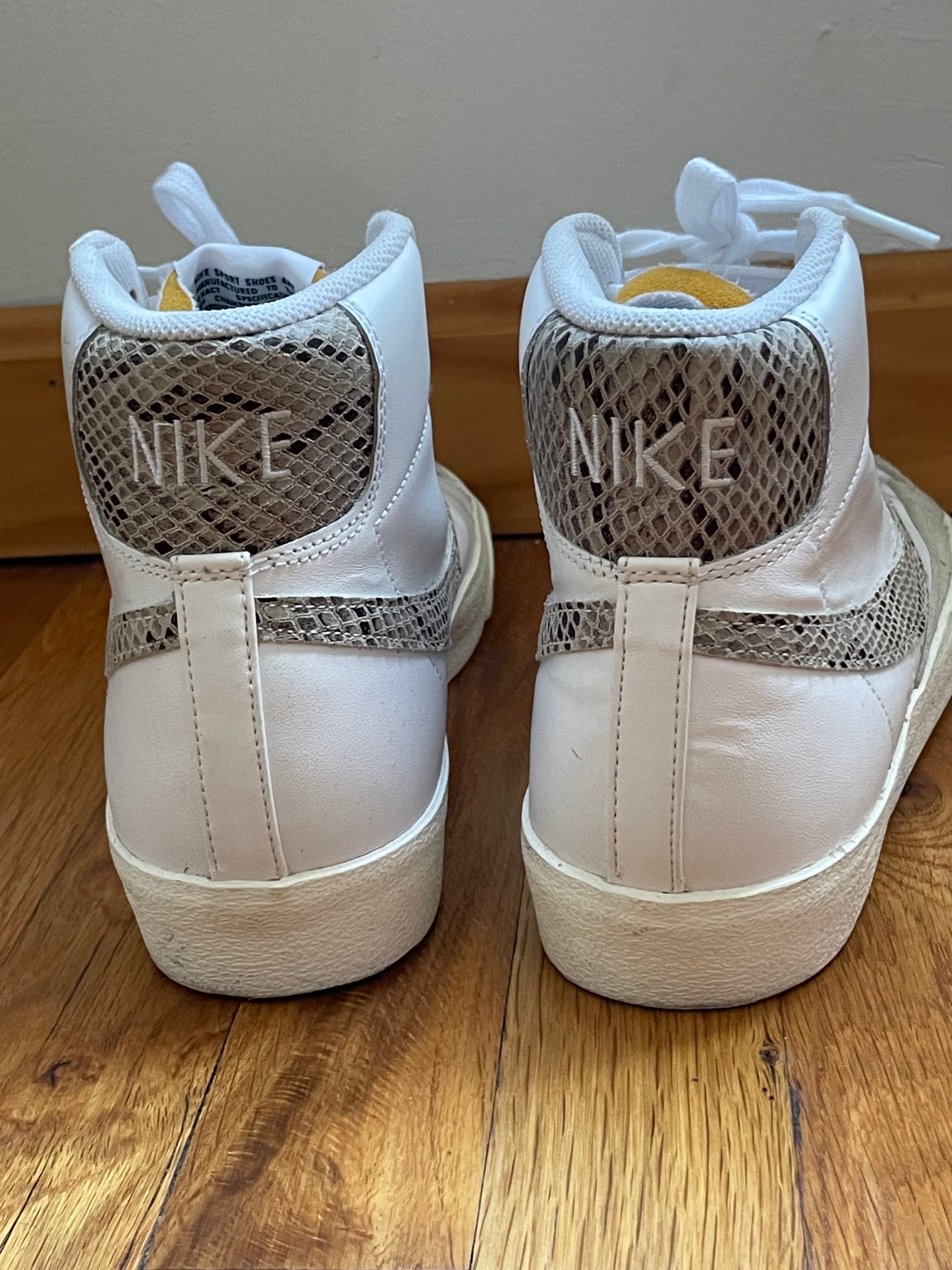 Nike Men’s White Blazer Mid 77 Vintage Snakeskin Swoosh Size 9
